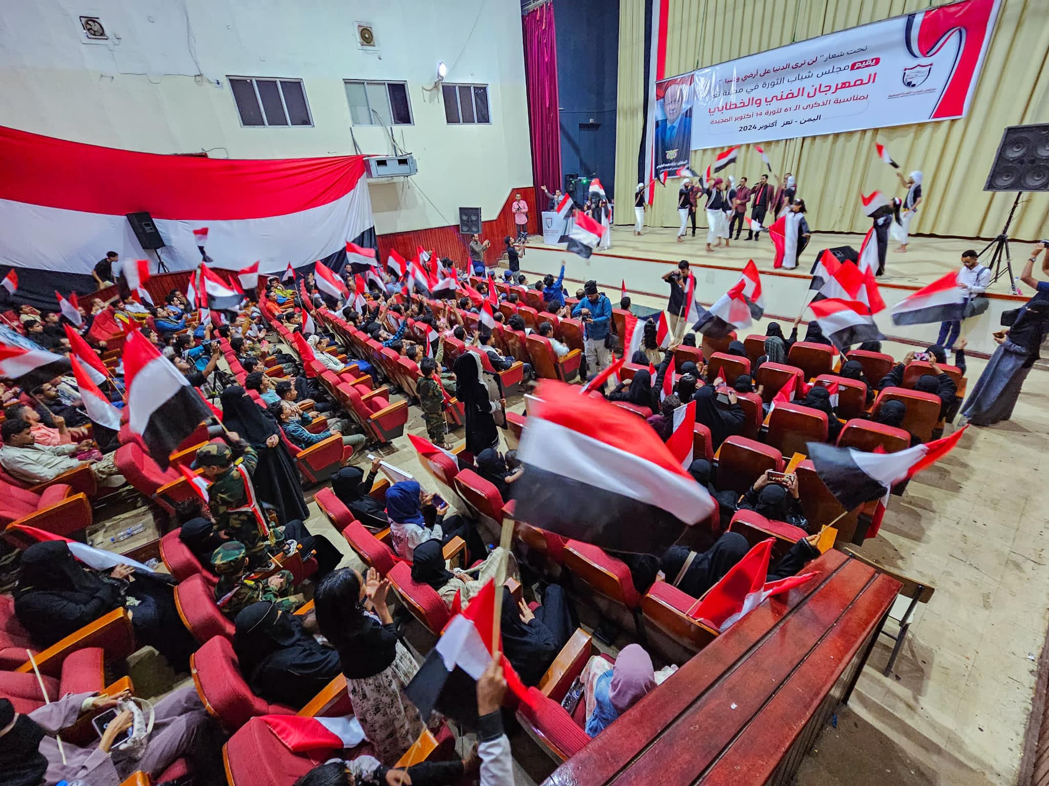مجلس شباب الثورة يقيم مهرجانا فنيا وخطابيا بمنتزه التعاون في مدينة تعز بمناسبة الذكرى 61 لثورة 14 اكتوبر